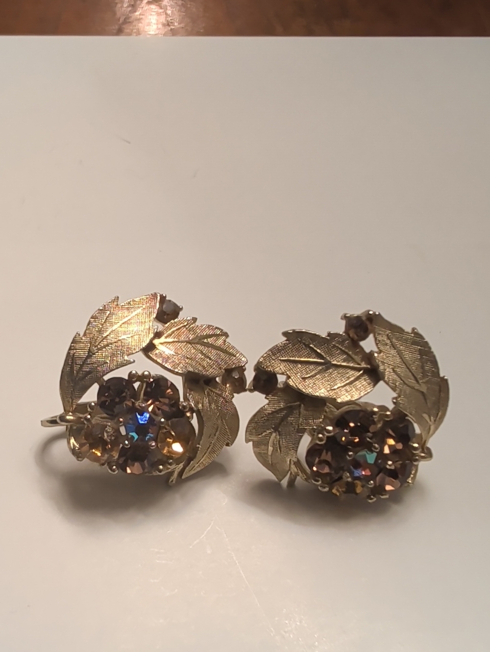 Lisner Earrings Gold tone leaf rhinestone colorful clasp Aurora Borealis Vintage